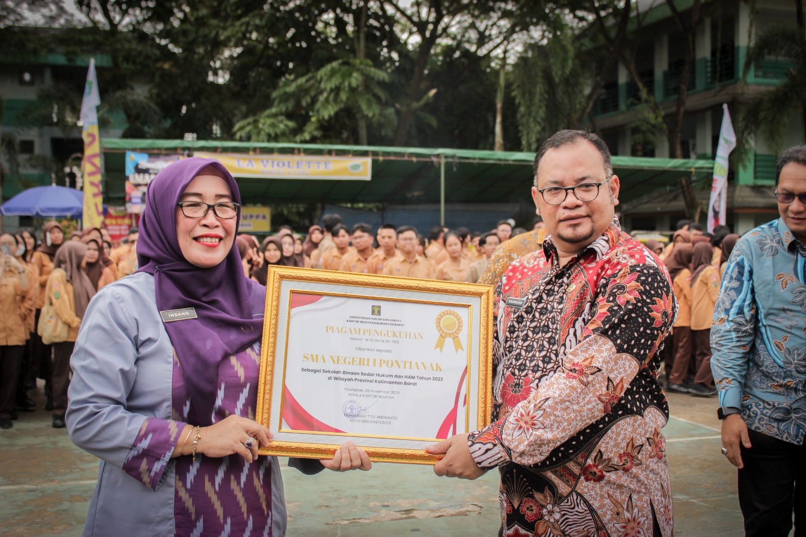 PENGHARGAAN: Kepala SMAN 1 Pontianak, Indang Maryati, S.Sos, M.Si., menerima penghargaan dari Kanwil Kementerian Hukum dan HAM Kalimantan Barat sebagai Sekolah Binaan Sadar dan HAM Tahun 2023.