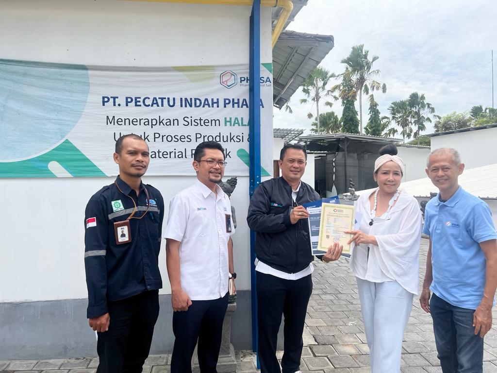 Rusdi Palureng, Kepala Sucofindo Denpasar menyerahkan Sertifikat TKDN yang diterima secara langsung oleh dr. Susan, Direktur Operasional PT Pecatu Indah Phasa, Senin (15/1).