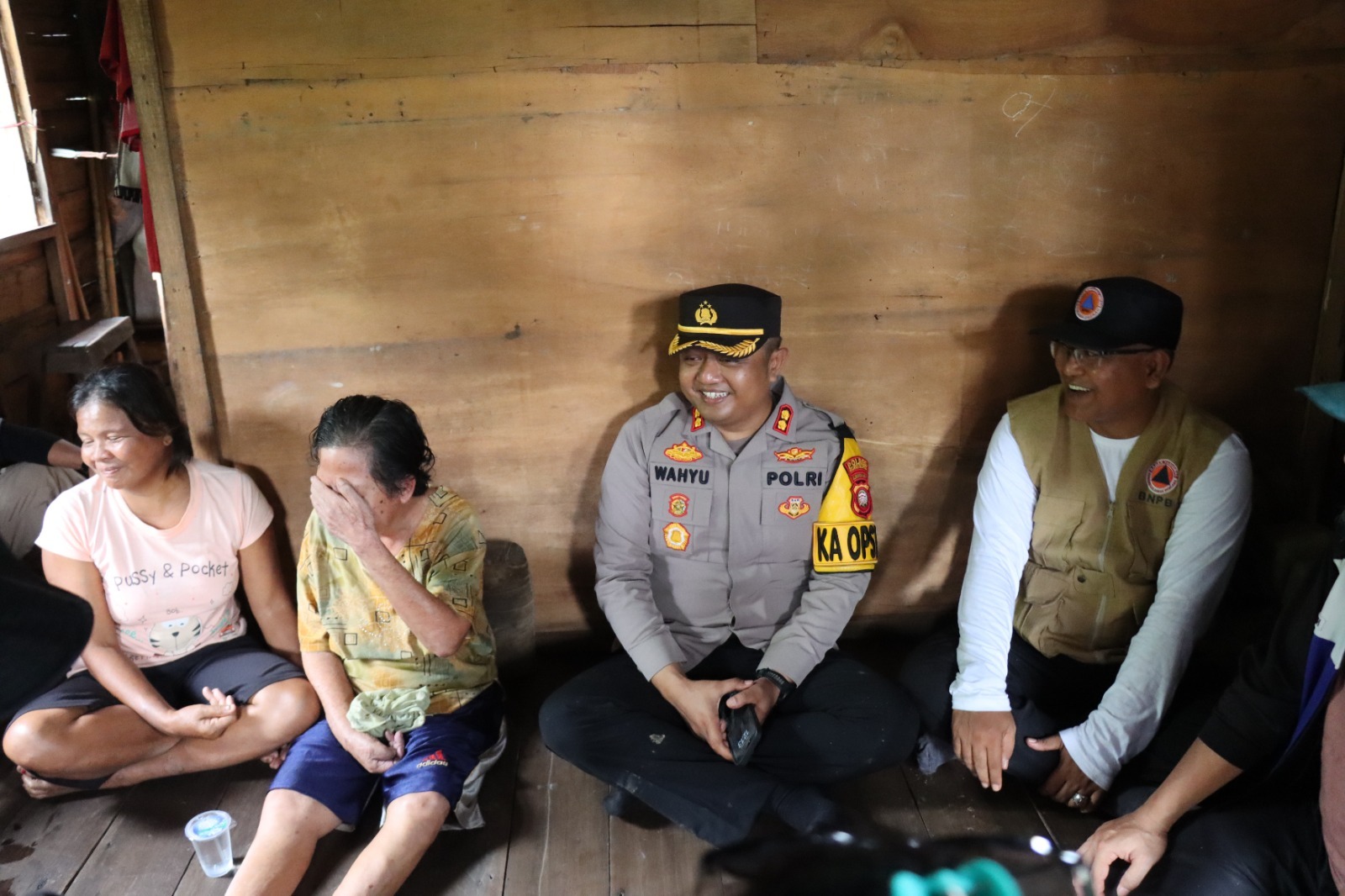 SAMBANGI WARGA: Personel Bhabinkamtibmas Polres Kubu Raya menyambangi warga yang terdampak abrasi di Dusun Keramat I, Desa Kuala Dua, Jumat (12/1).