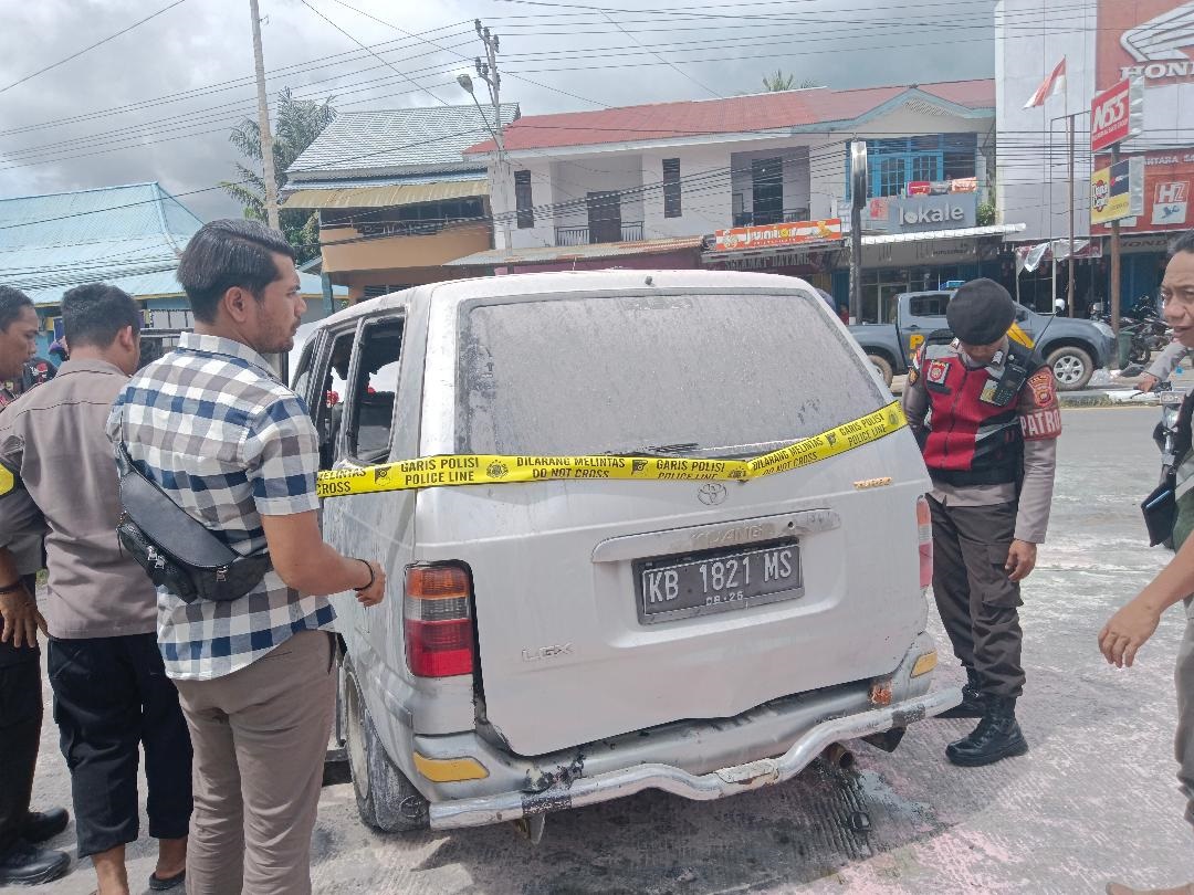 OLAH TKP: Kepolisian saat melakukan olah TKP meledaknya salah satu mobil Toyota Kijang Tyrbo berwarna silver dengan tanki siluman di SPBU Kota Putussibau, Senin (16/1).