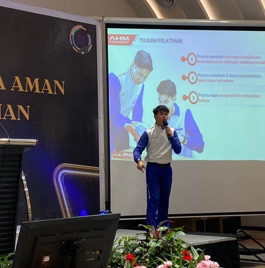 Instruktur Astra Motor menjelaskan cara berkendara yang aman.