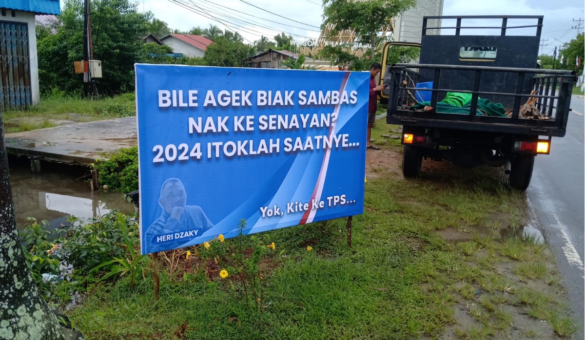 Spanduk mengajak ke TPS di Kabupaten Sambas