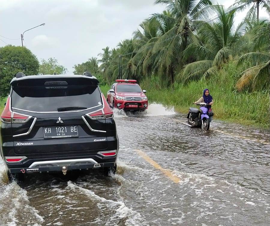 TERENDAM: Salah satu ruas jalan di Kabupaten Mempawah terendam banjir rob.