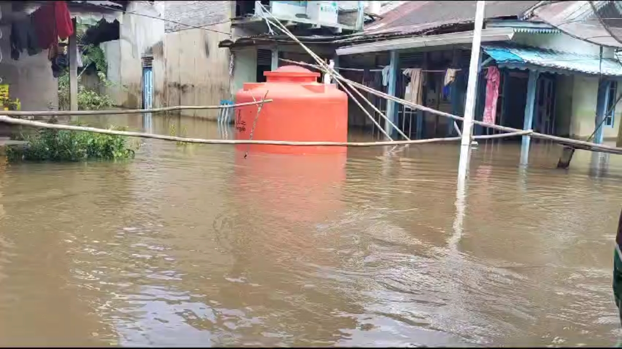 BANJIR : Rumah warga di Desa Sepantai diantaranya terendam banjir. Kondisi ini bahkan sudah terjadi sejak Senin lalu.