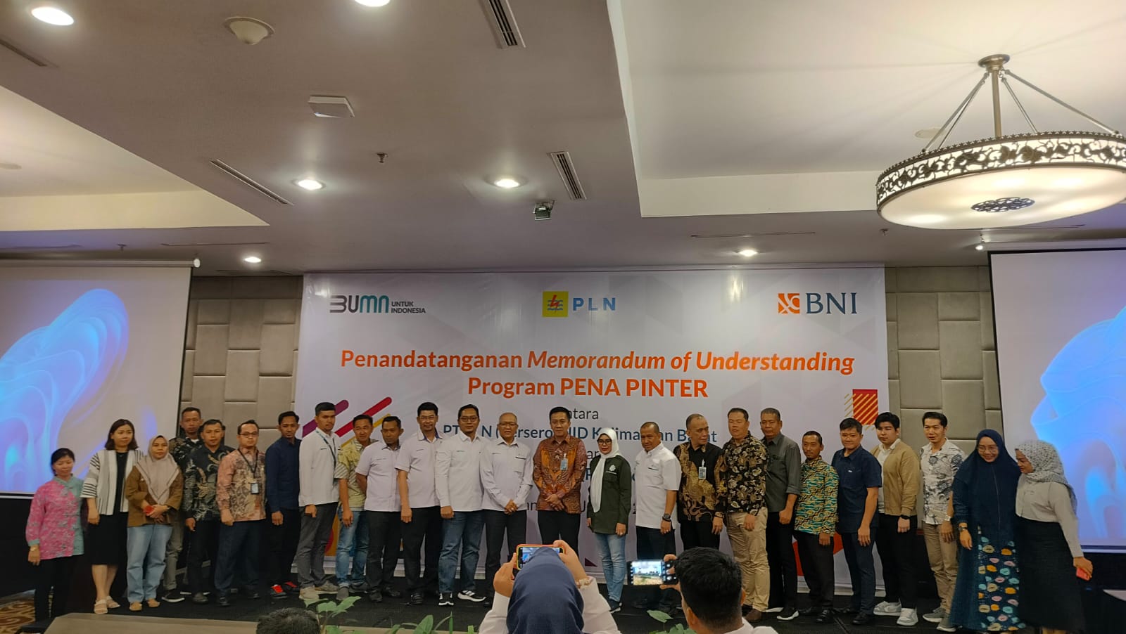 Manajemen BNI dan PLN UID Kalimantan Barat bersama sejumlah asosiasi pengembang berfoto bersama usai menandatangani perjanjian kerja sama