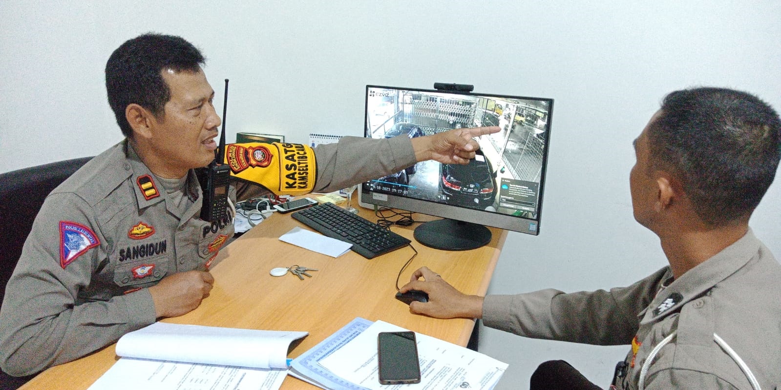 CCTV : Kasat Lantas Polres Singkawang IPTU Sangidun memperlihatkan video CCTV kejadian Laka Lantas di jalan Kom Yos Sudarso Singkawang&nbsp; yang terjadi sekira September 2023 lalu.