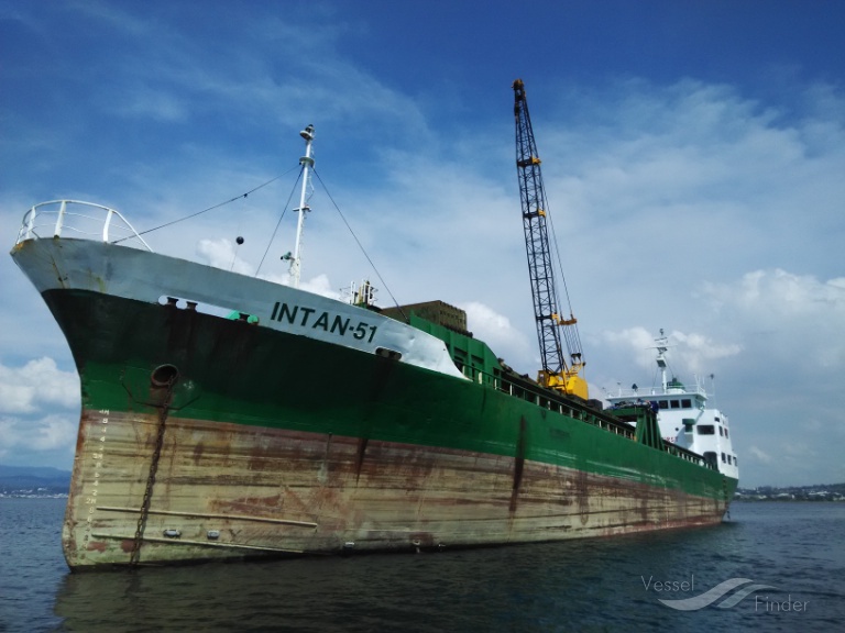 MV. Intan 51 di dermaga Jalan Adi Sucipto, Kelurahan Parit Baru, Kecamatan Sungai Raya, Kabupaten Kubu Raya.