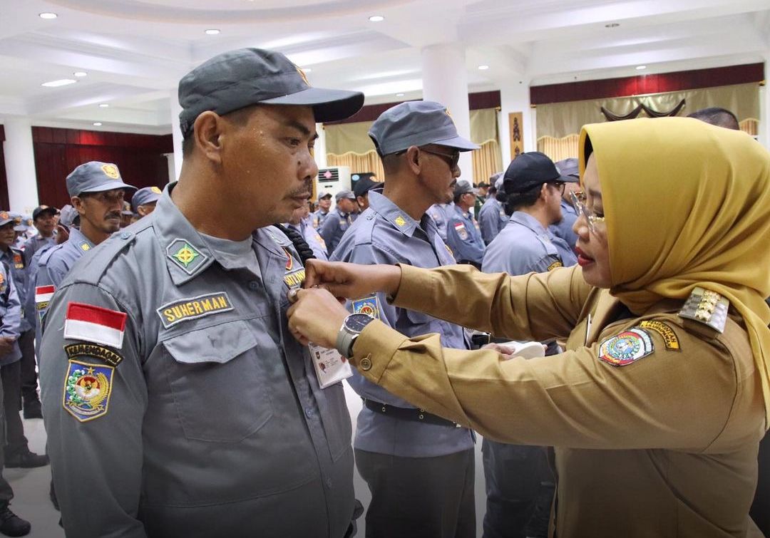 Satlinmas : Bupati Erlina saat mengukuhkan anggota Satuan Perlindungan Masyarakat (Satlinmas).