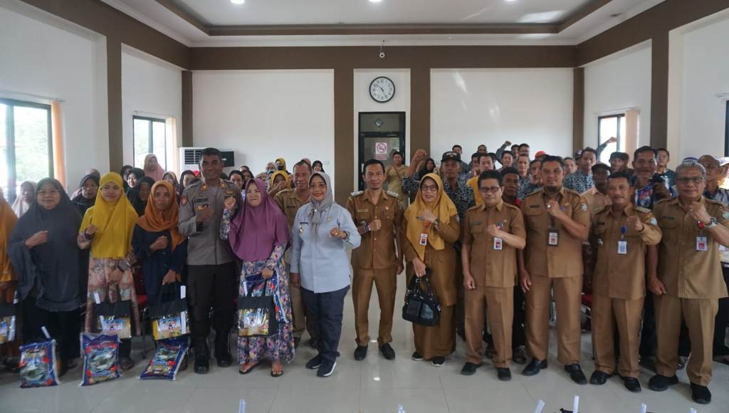Bansos Bupati Erlina menyerahkan bantuan sosial (Bansos) pengendalian inflasi di Desa Bakau Besar Laut.