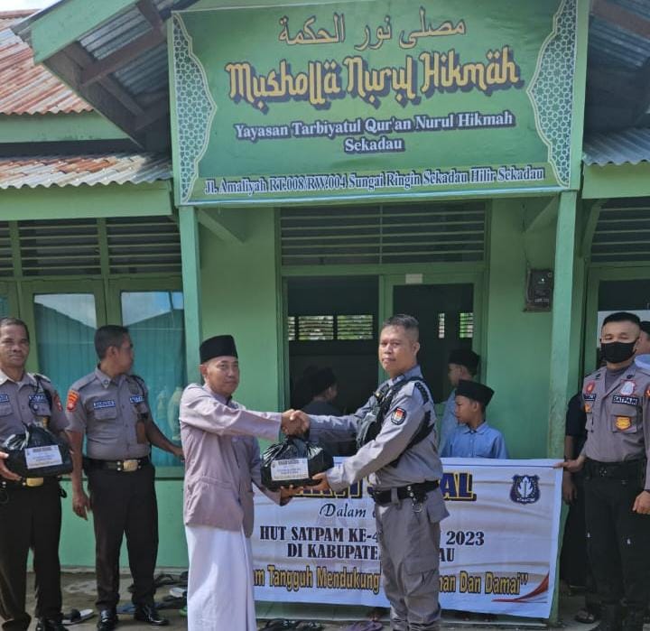BAKTI SOSIAL : Sat Binmas Polres Sekadau bersama Satpam melakukan bakti sosial memberikan bantuan paket sembako kepada Pondok Pesantren dan Panti Asuhan.