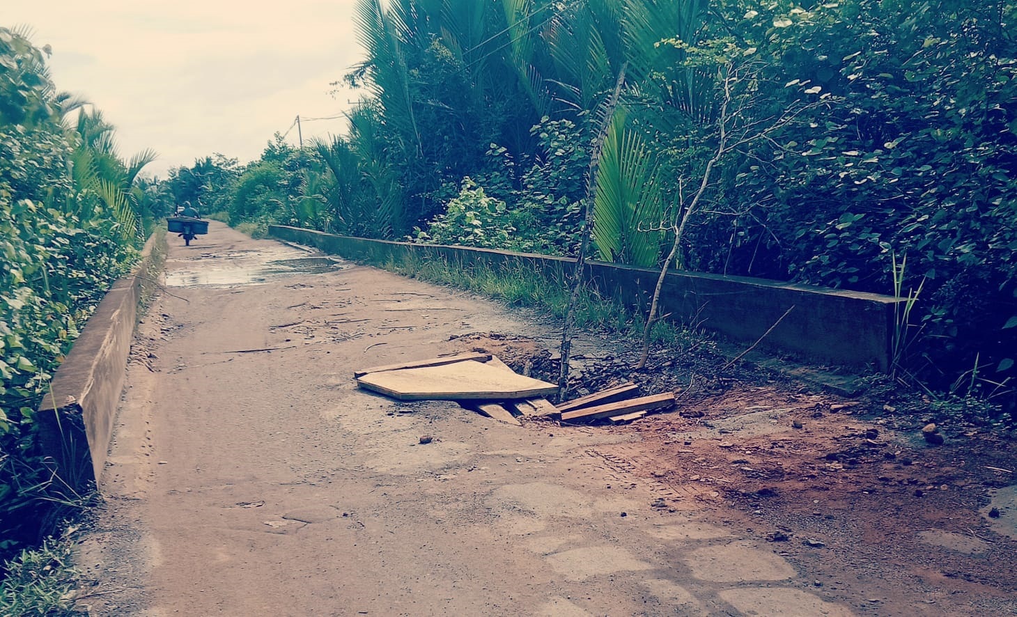 JEMBATAN&nbsp; RUSAK: Kondisi jembatan penghubung yang berada di Desa Banyu Abang, Kecamatan Teluk Batang, mengalami kerusakan.