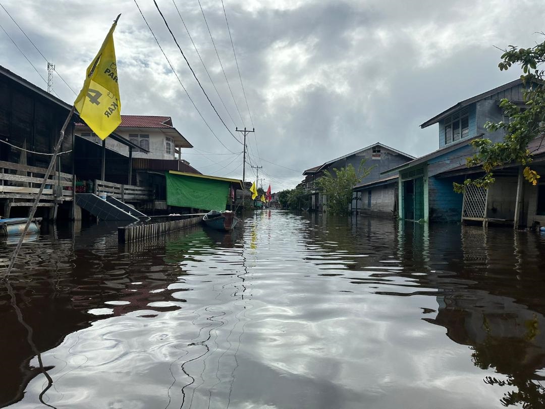 TERENDAM: Sejumlah rumah di Kecamatan Silat Hilir terendam banjir akibat curah hujan tinggi yang membuat Sungai Kapuas meluap. Selain merendam sejumlah rumah warga.