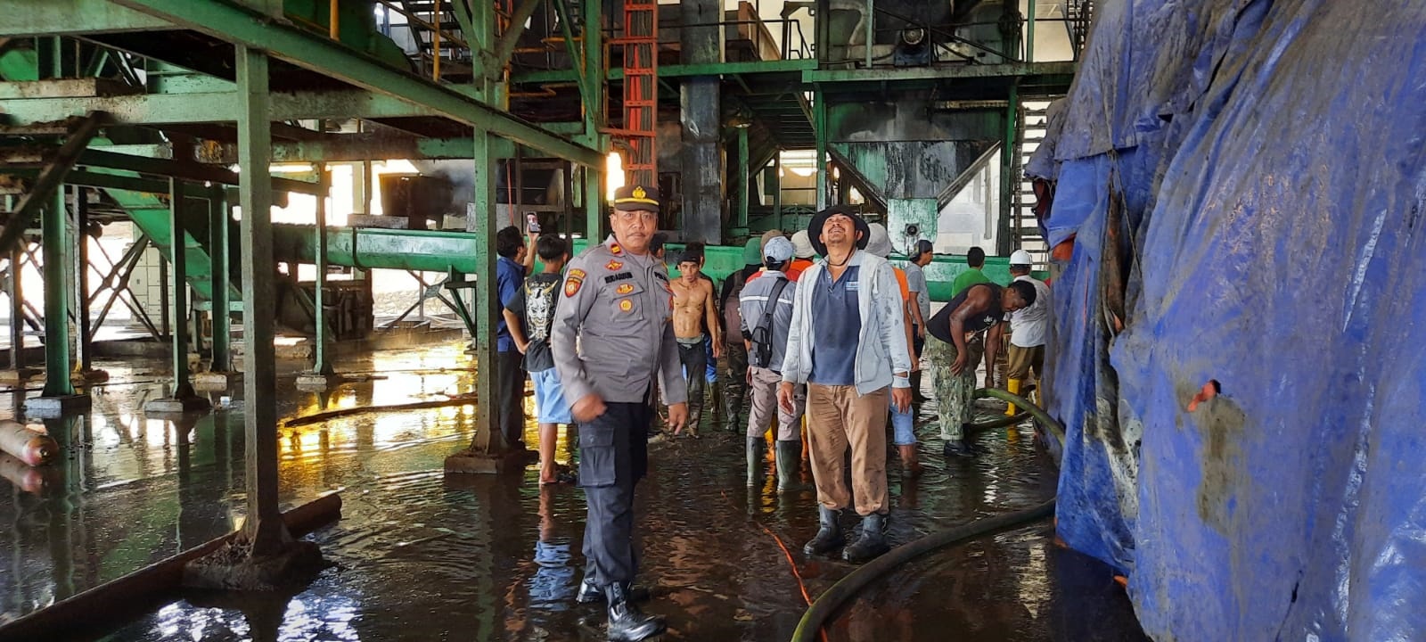 KEBAKARAN: Pihak kepolisian memeriksa lokasi kebakaran di PKS PT GRS di Mandor, Rabu (17/1).