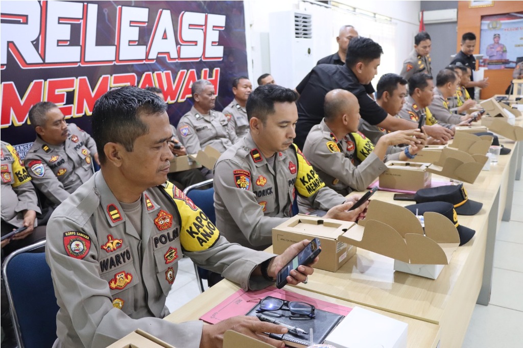 KOMUNIKASI : Para Kapolsek saat memeriksa alat komunikasi bantuan dari Polda Kalbar.