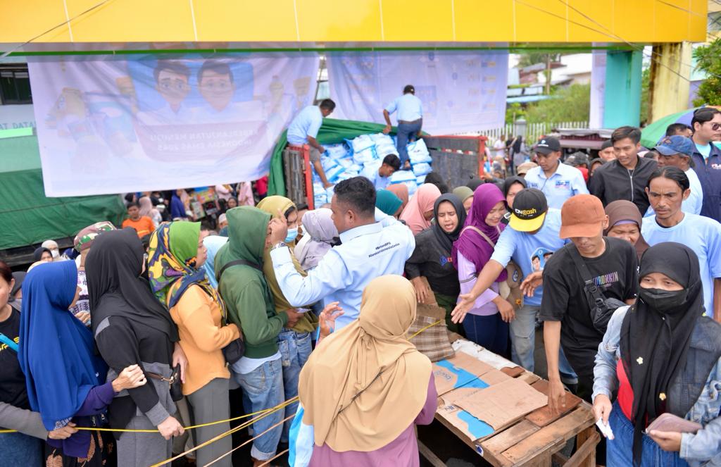 Warga Pontianak menyerbu program &ldquo;Tebus Murah&rdquo; paket sembako yang digelar oleh Barisan Relawan For Gibran, di kawasan Waterfront Pontianak, Jalan Barito, Kota Pontianak, Kamis (18/1).