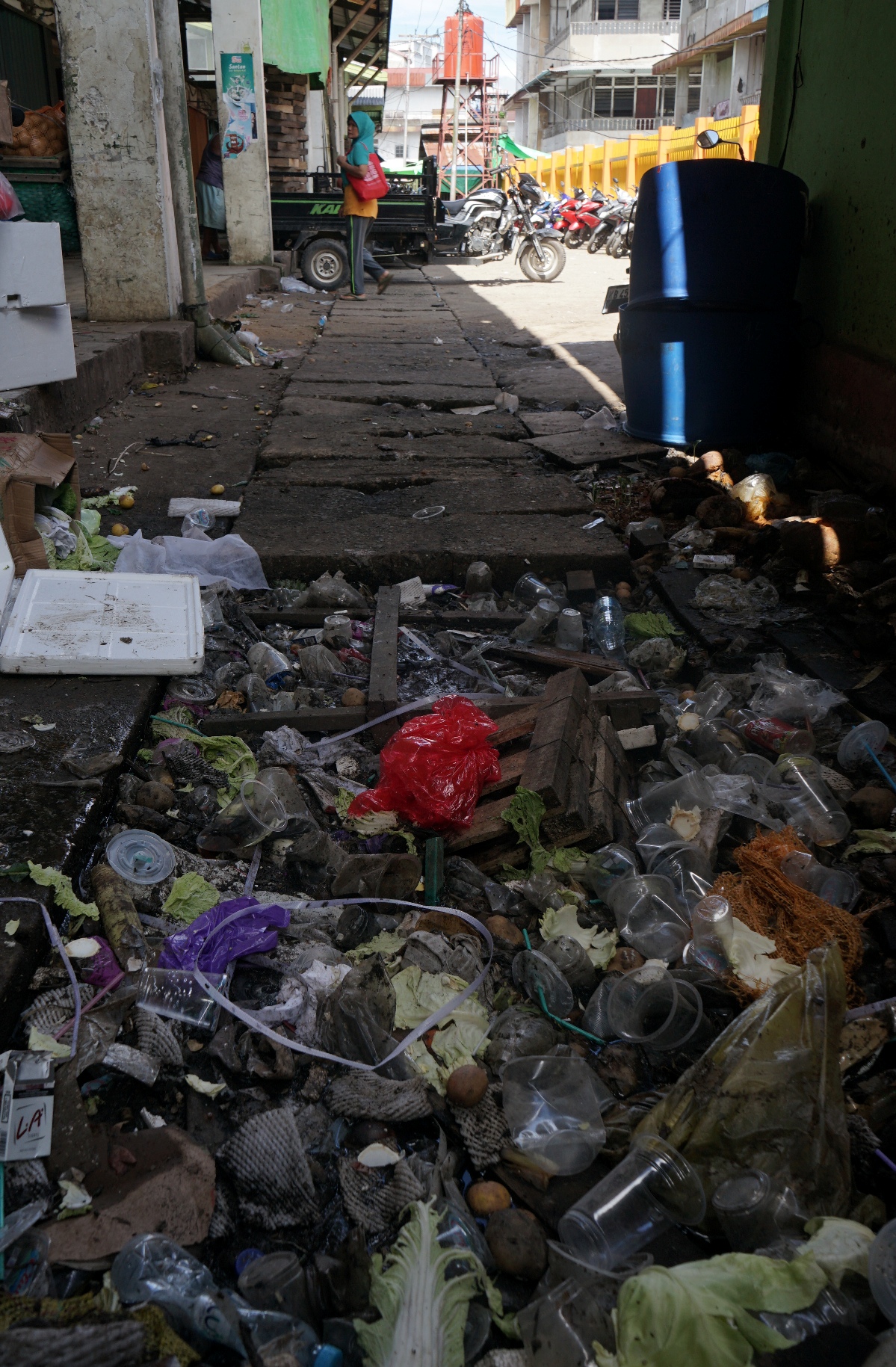Warga melintas melintas di drainase Pasar Flamboyan yang tertutup tebal dengan sampah.Kondisi drainase Pasar tradisional di Kota Pontianak masih butuh mendapat perhatian meski sudah ada yang mengelola