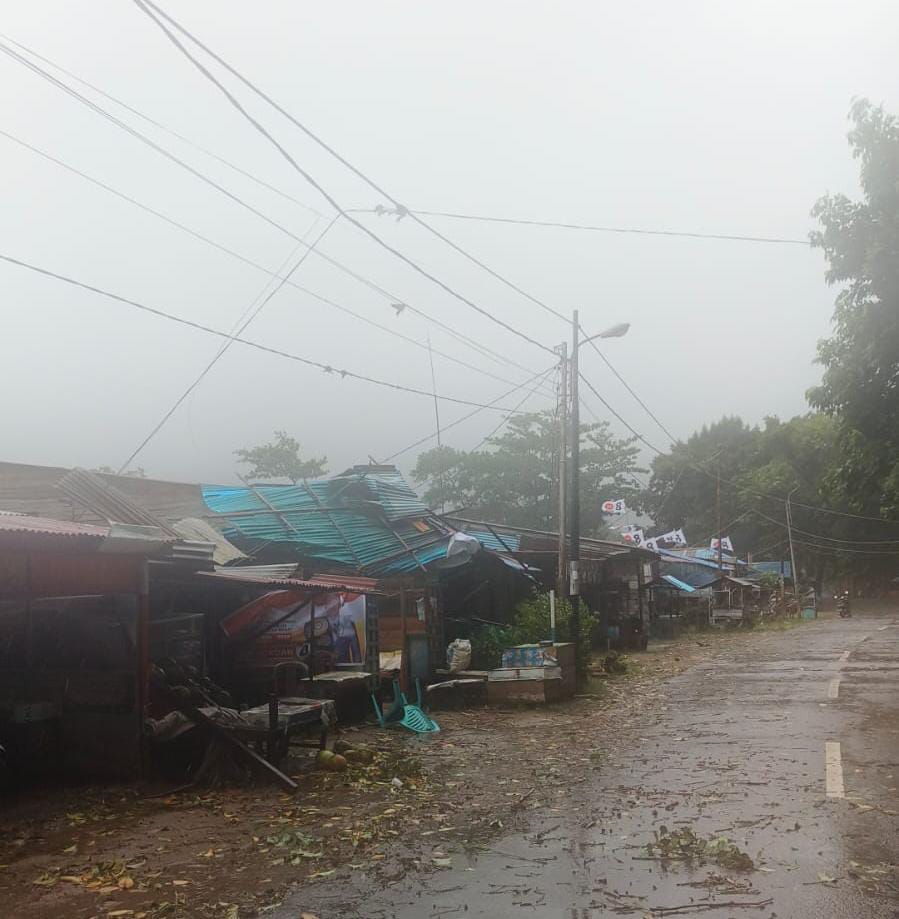 ANGIN KENCANG : Atap bangunan warga di Pantai Pulau Datok, Sukadana terbang, dan sejumlah pohon tumbang akibat angin kencang. Istimewa