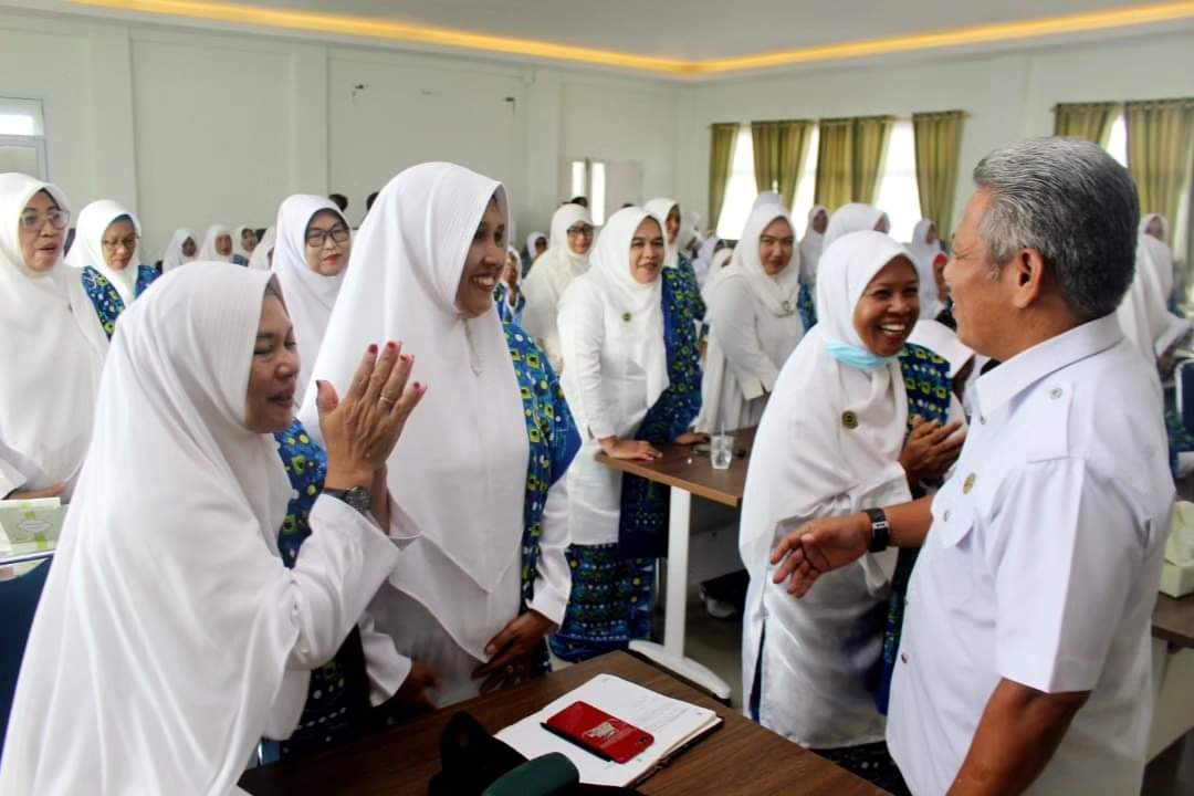 BERBINCANG: Bupati Kubu Raya, Muda Mahendrawan berbincang bersama anggota BKMT Kubu Raya di sela-sela Kegiatan Peningkatan Peran Kelembagaan BKMT dalam Perlindungan Perempuan Menuju Generasi Bahagia.