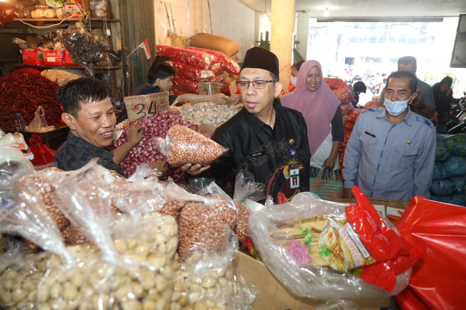 Ketua TPID Kota Pontianak Mulyadi memantau ketersediaan stok dan harga pangan menjelang perayaan Tahun Baru Imlek.