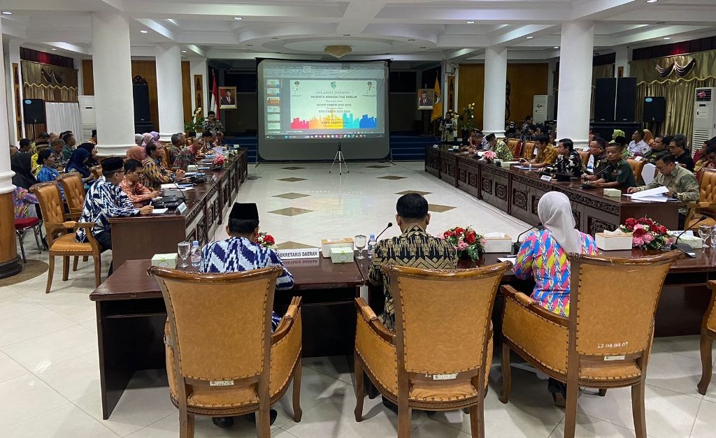 KONSULTASI: Suasana kegiatan konsultasi publik di Kantor Bupati Mempawah.
