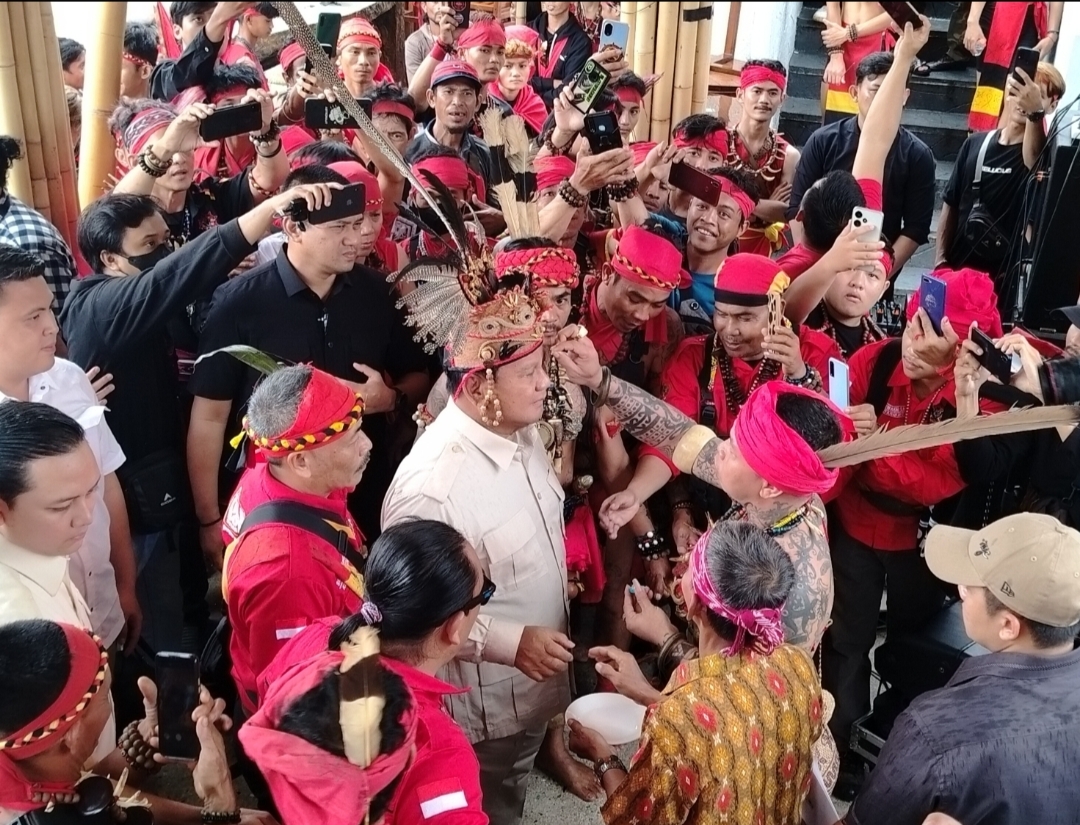 Calon Presiden No Urut 2 Prabowo Subianto saat menerima sambutan dari Panglima Jilah dan Pasukan Merah TBBR di Pontianak, Sabtu (20/1).