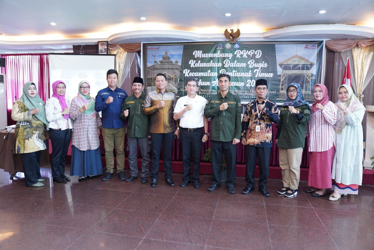 BERSAMA WAKO: Para peserta Musrenbang Kelurahan Dalam Bugis, Kecamatan Pontianak Timur diabadikan bersama Pj. Wako Ani Sofian.