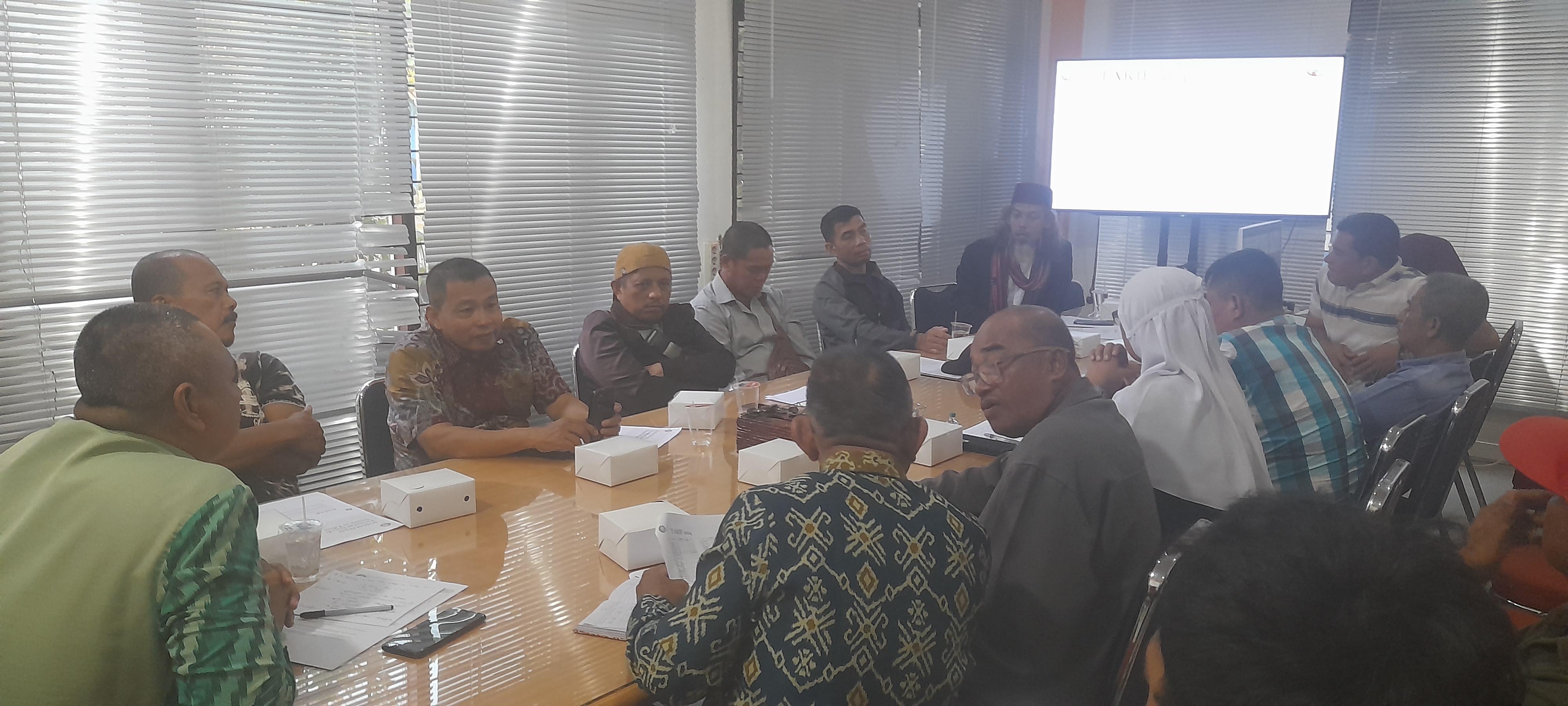 Para perwakilan Asosiasi Pasar Tradisional saat mendapatkan sosialisasi tentang pajak dan retribusi yang berlangsung di Diskumdag, belum lama ini.