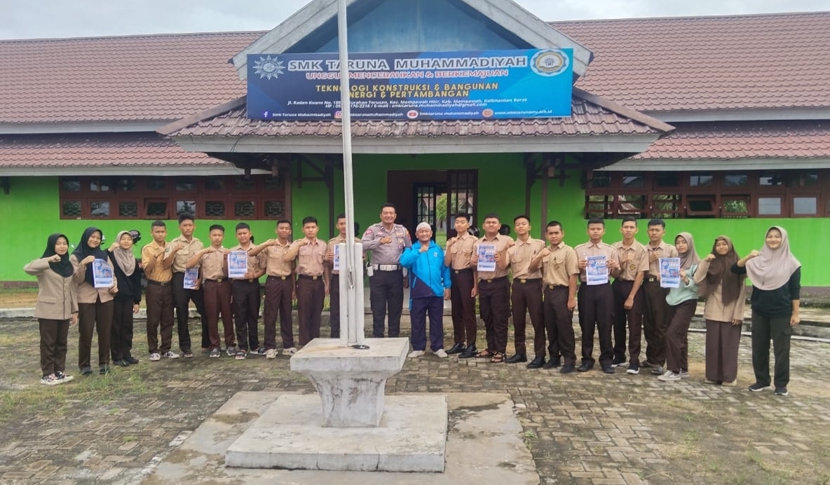BERSAMA SISWA: Para petugas Satlantas Polres Mempawah diabadikan bersama siswa usai melakukan sosialisasi di salah satu sekolah di Kota Mempawah. ISTIMEWA