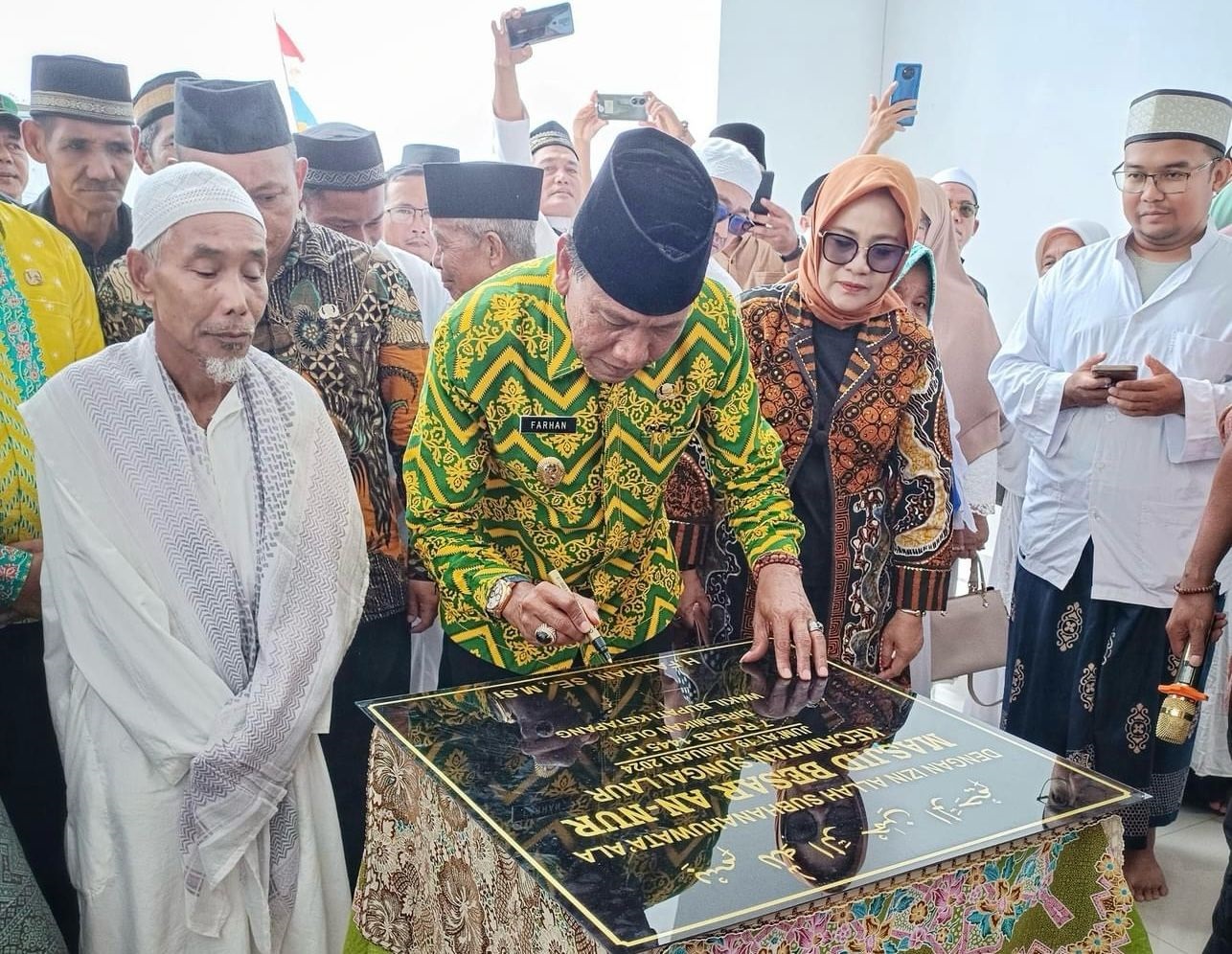 RESMIKAN : Wabup Ketapang, Farhan, meresmikan Masjid An-Nur di Kecamatan Sungai Laur, Jumat (19/1).