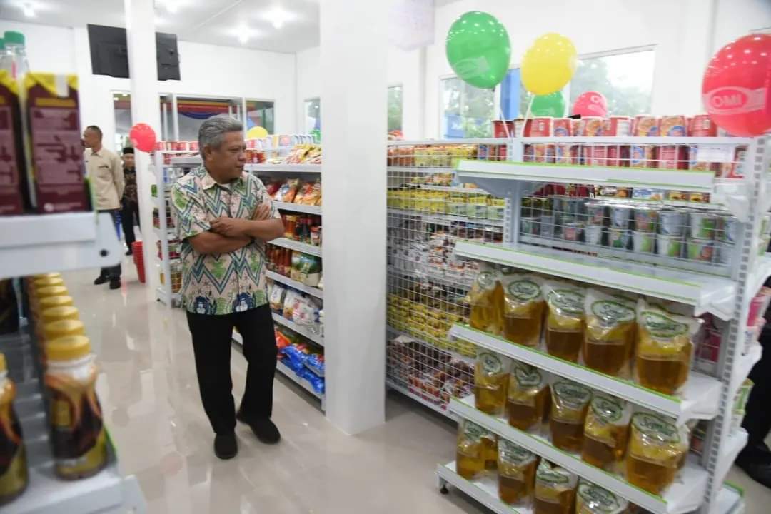 BERKELILING: Bupati Kubu Raya Muda Mahendrawan berkeliling meninjau Khulafaur Rasyidin Mart, swalayan milik Pondok Pesantren Khulafaur Rasyidin Kubu Raya, usai peluncuran beroperasinya swalayan.