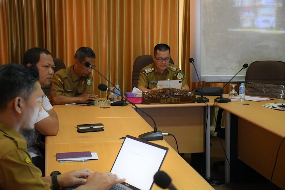 MENDENGAR MASUKAN: Penjabat Bupati Kayong Utara Romii Wijaya saat mendengar sejumlah masukan, ketika memimpin Rapat Tim Pengendali Inflasi Daerah (TPID) Pemkab Kayong Utara, Jumat (19/1) .