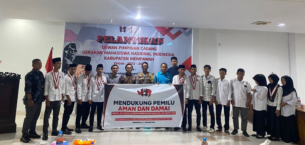 PELANTIKAN: Foto bersama usai pelantikan pengurus DPC GMNI Mempawah.