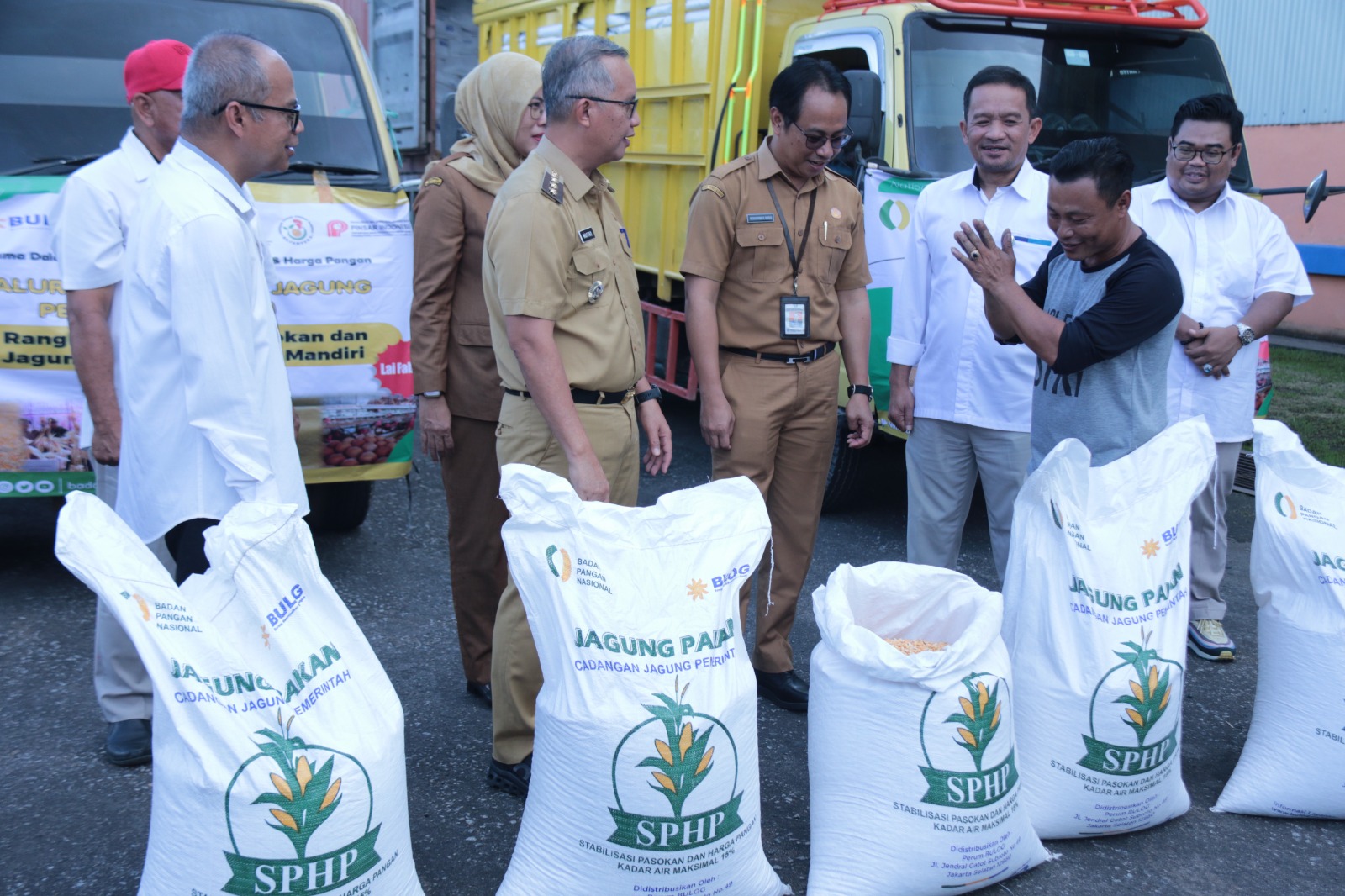 JAGUNG : Pejabat (Pj) Walikota Singkawang, Sumastro menyerah secara resmi cadangan Jagung Pemerintah (Cjp) kepada peternak unggas yang ada di Kota Singkawang.