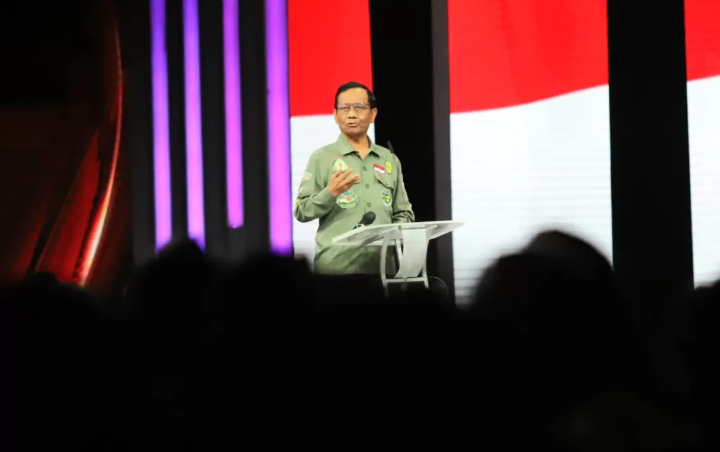 Cawapres nomor urut 3 Mahfud MD menyampaikan pandangannya saat Debat Keempat Pilpres 2024 di Jakarta Convention Center (JCC), Jakarta.