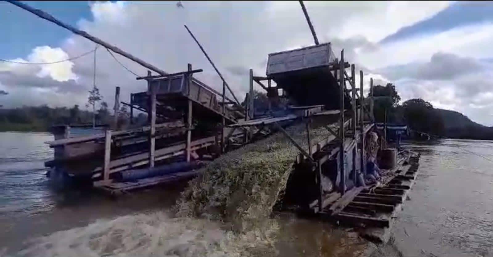 Aktivitas pertambangan emas PT Satria Pratama Mandiri (SPM) yang diduga menggunakan alat pertambangan tradisional (lanting) di Sungai Kapuas, di Kabupaten Sanggau.