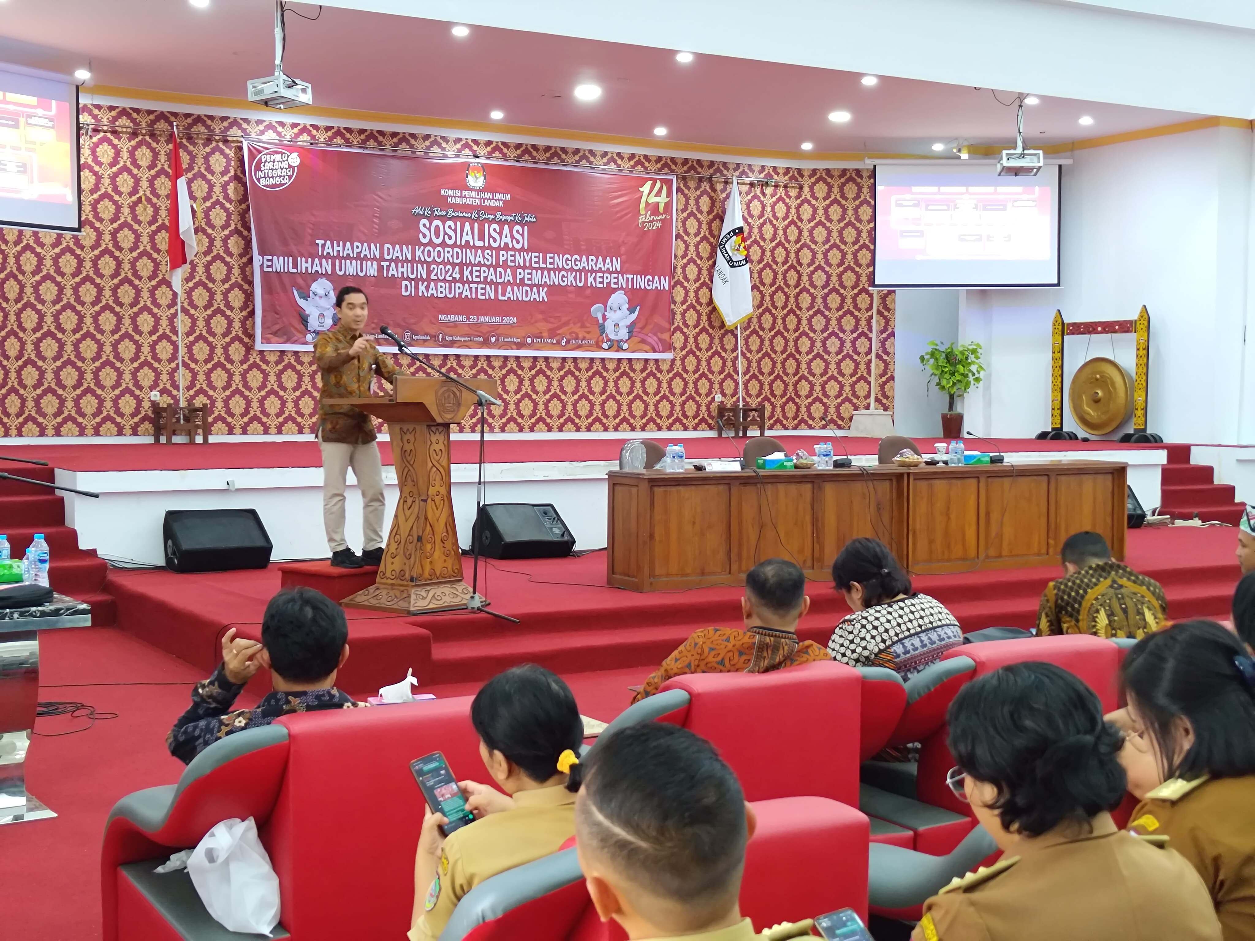 AJAK BERSINERGI: Sosialisasi tahapan Pemilu kepada pemangku kepentingan di Kabupaten Landak di Aula Kantor Bupati Landak, Selasa (23/1).