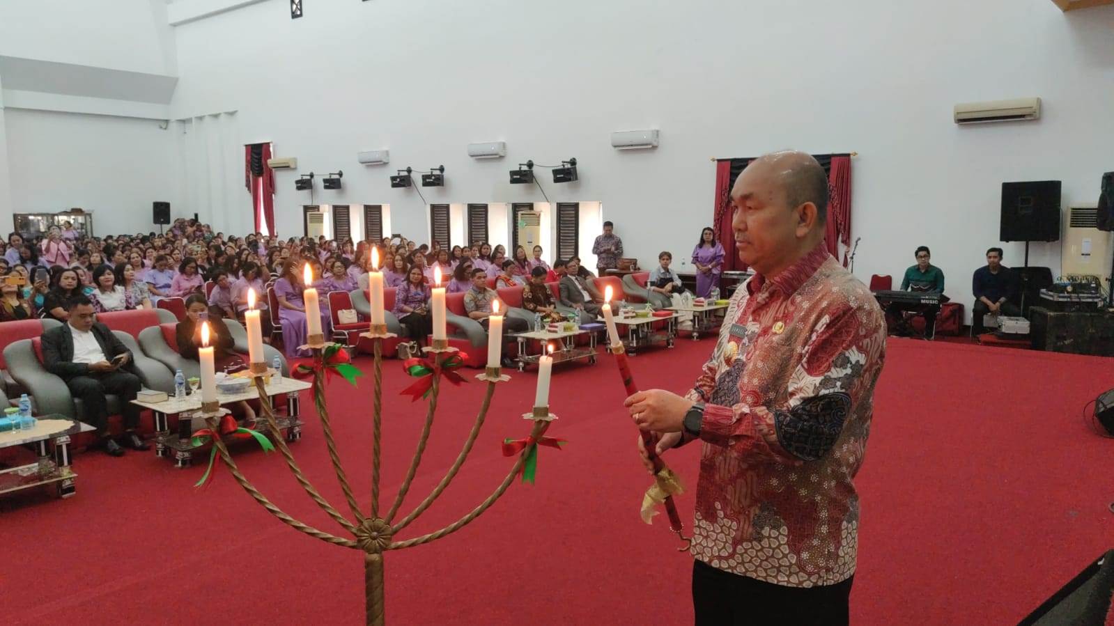 PERAYAAN NATAL: Pj Bupati Landak Samuel menghadiri acara Perayaan Natal Jaringan Doa Wanita (JDW) Kabupaten Landak dengan tema di Aula Besar Kantor Bupati Landak pada Jumat (19/1).