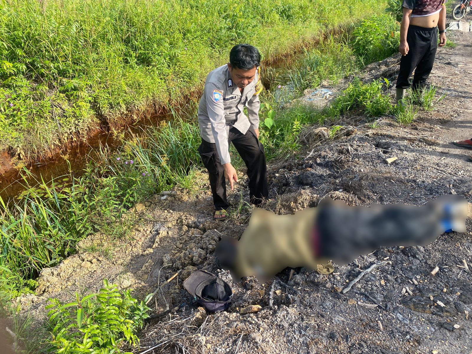 Anggota Bhabinkamtibmas, Polres Kayong Utara, Polsek Sukadana saat berda di lokasi kejadian di Desa Benawai Agung.