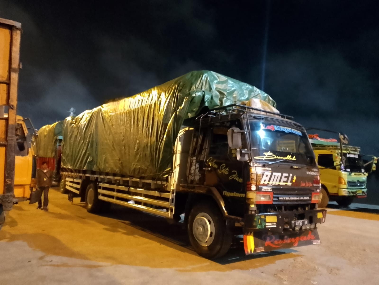Truk yang mengangkut ratusan ballpres pakaian bekas saat diamankan Satprol Lantamal XII Pontianak di Pelabuhan Dwikora Pontianak.