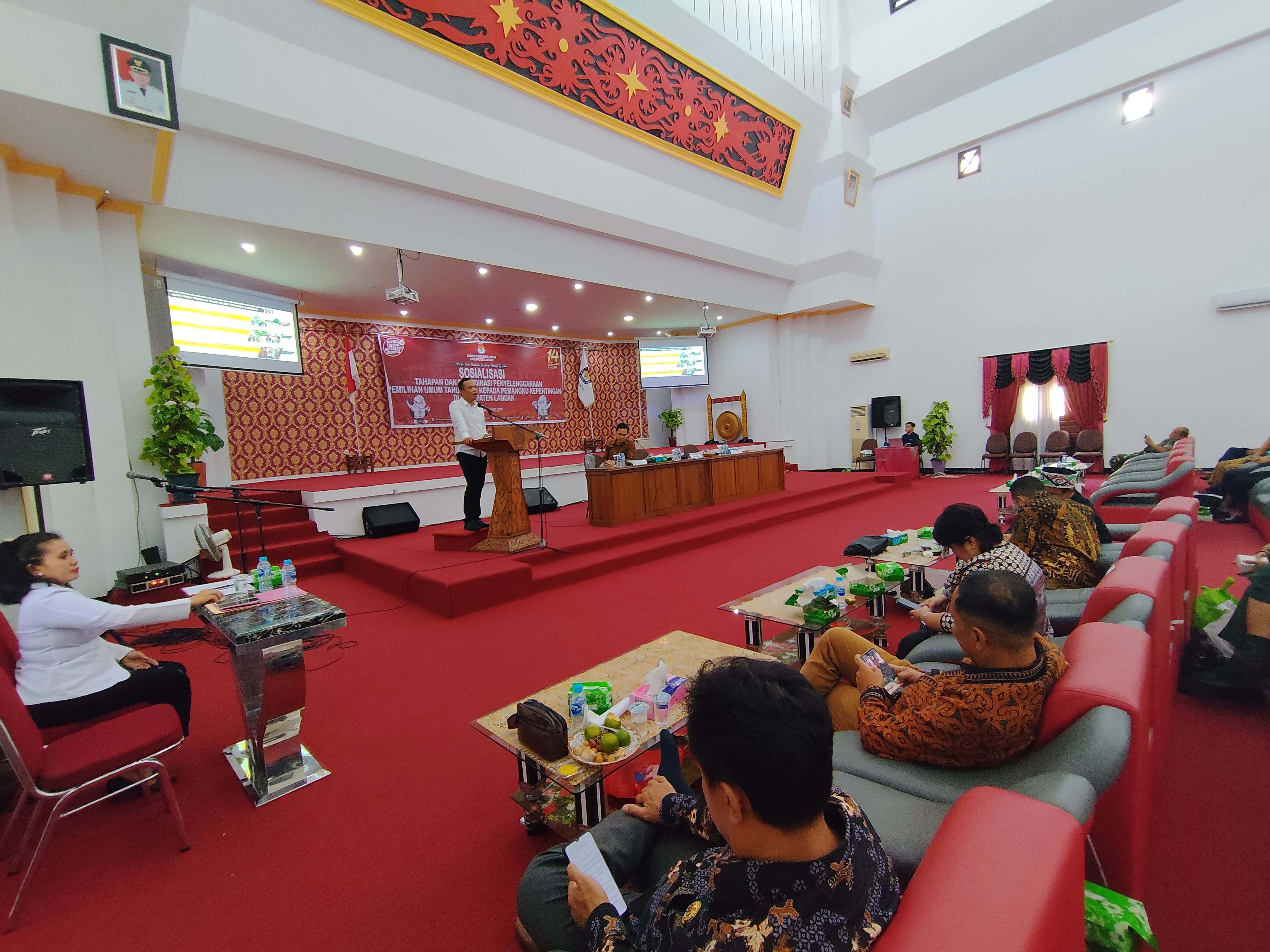 PAPARAN: Kasat Intelkam Polres Landak IPTU Hengki Kurniawan menyampaikan paparannya mengenai klasifikasi kerawanan Pemilu di Kabupaten Landak, Selasa (23/1).