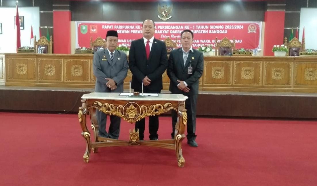 DEFINITIF : Ketua DPRD Sanggau usai memimpin paripurna pengusulan Yohanes Ontot sebagai bupati definitif.