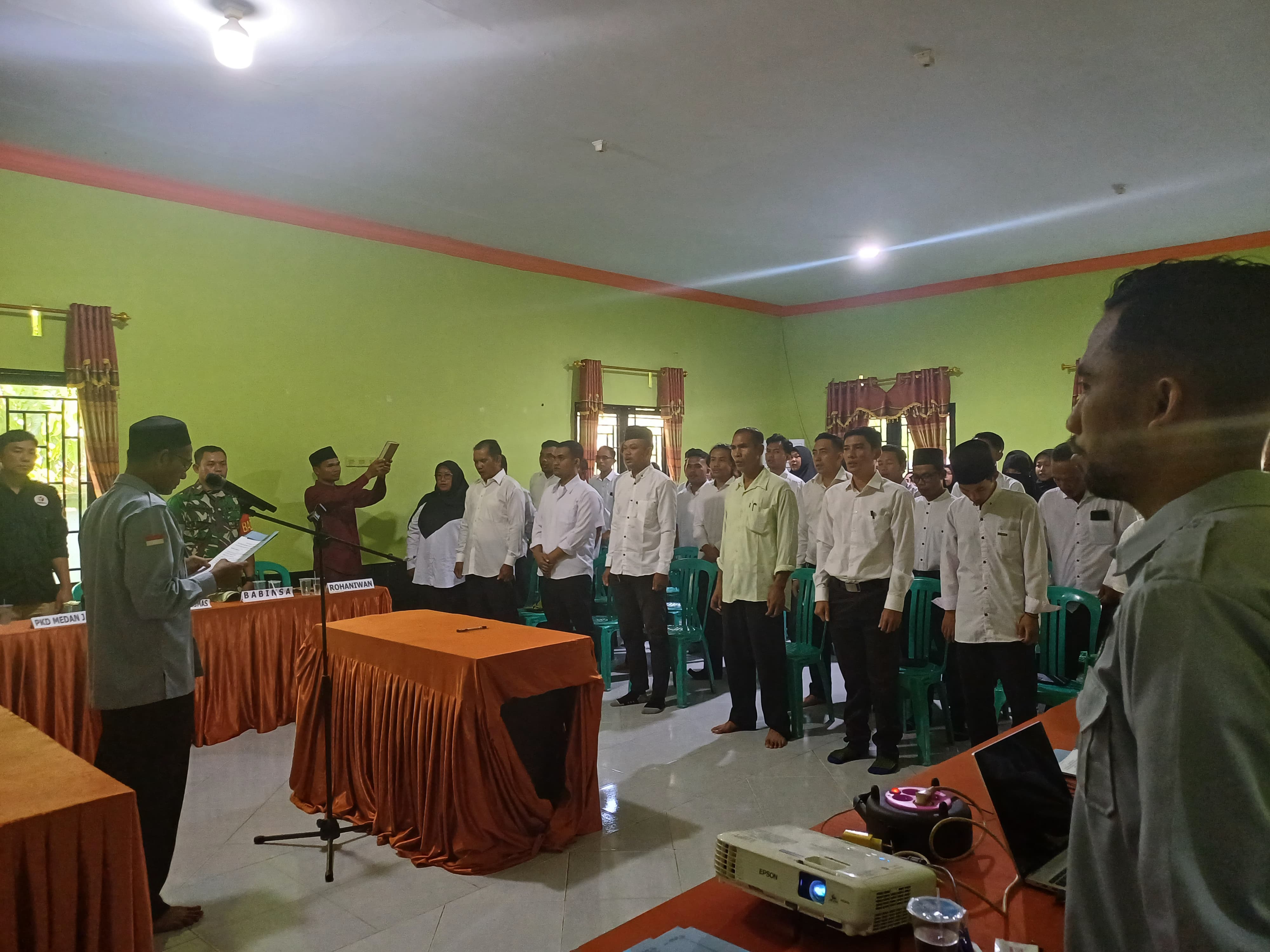 PELANTIKAN : Panitia Pemungutan Suara (PPS) Desa Medan Jaya menggelar pelantikan dan sumpah janji anggota Kelompok Penyelenggara Pemungutan Suara (KPPS).