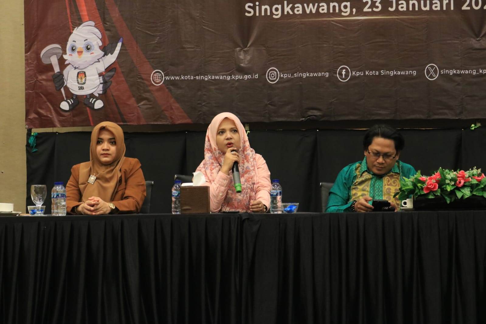 ARAHAN: Komisioner KPU Kalbar Syarifah Nuraini (tengah) saat memberikan penguatan kapasitas ke PPK dan PPS se-Kota Singkawang.