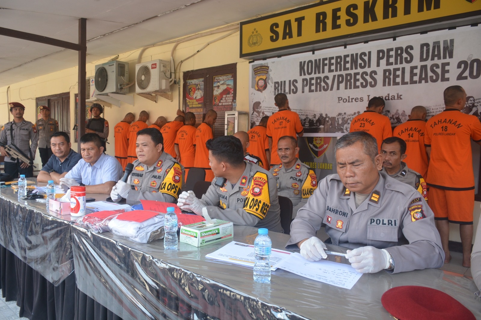 KONFERENSI PERS: Kapolres Landak AKBP I Nyoman Budi Artawan menunjukkan barang bukti saat konferensi pers di Mapolres Landak, Kamis (25/1).