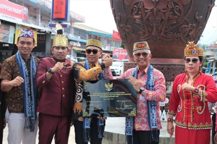 RESMIKAN: Tugu Sang Panglima yang terletak di Jalan GM Situt, Simpang Kridasana, Singkawang Barat diresmikan, Sabtu (27/1).