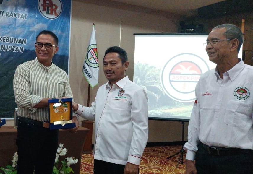 PENGHARGAAN : Direktur Hubungan Kelembagaan PTPN IV PalmCo, Irwan Perangin-angin (kiri) saat menerima penghargaan dari Aspekpir Kalbar, Rabu (24/1) malam.&nbsp;//SITI PONTIANAK POST