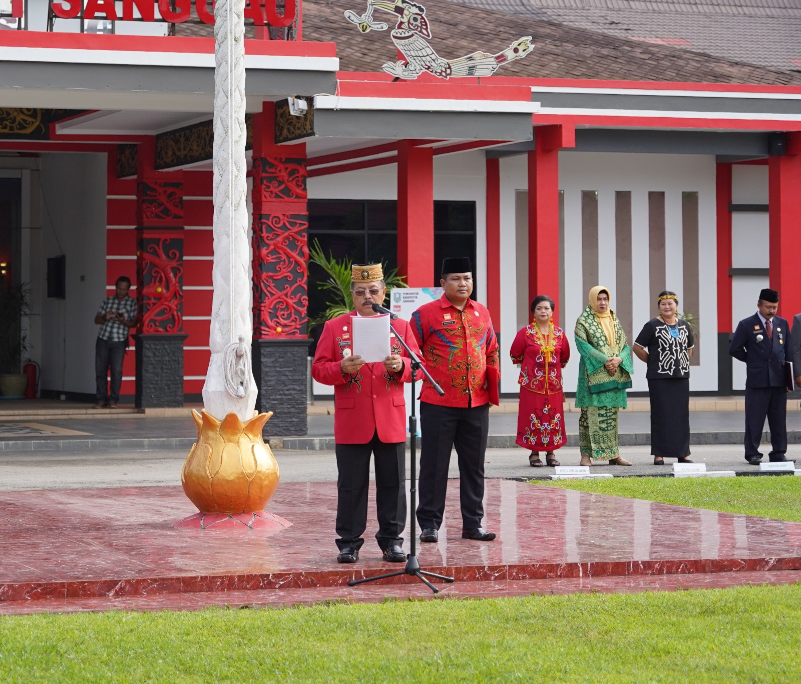 Bupati Sanggau, Yohanes Ontot saat memimpin langsung upacara peringatan HUT Ke-67 Pemprov Kalbar di Halaman Kantor Bupati Sanggau.