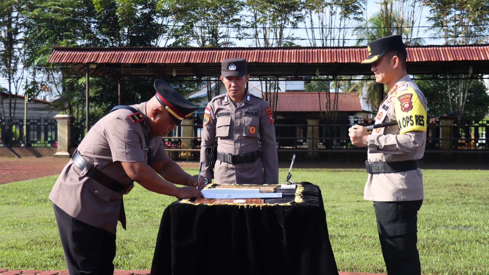 SERTIJAB: Kapolres Kapuas Hulu AKBP Hendrawan saat memimpin Sertijab di Polres Kapuas Hulu.
