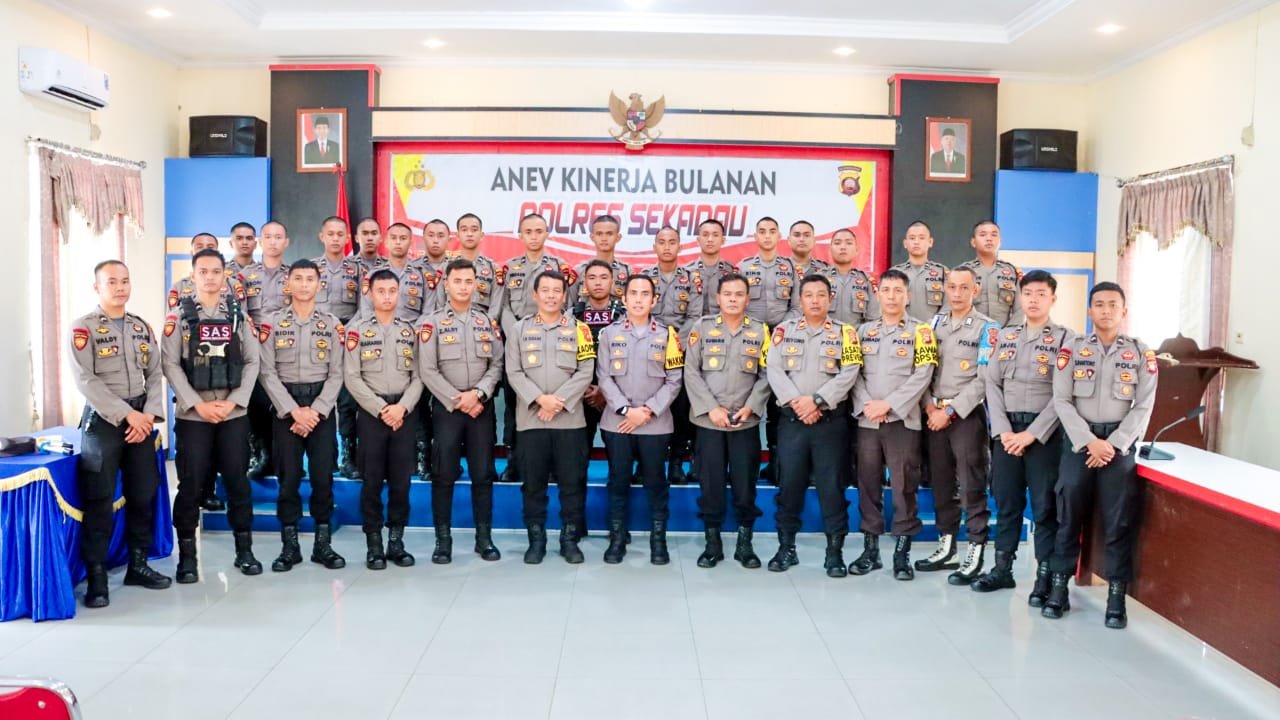 ARAHAN: Kapolres Sekadau AKBP Dr. I Nyoman Sudama, memberikan pesan dan arahan kepada Bintara Remaja Polres Sintang.