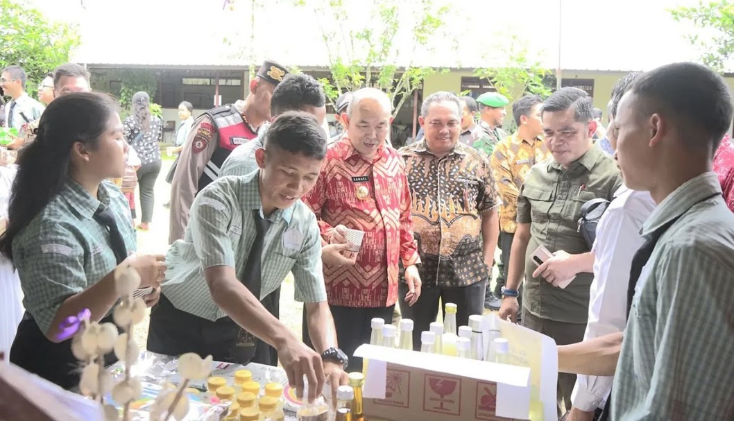 PENINJAUAN: Penjabat Bupati Landak Samuel meninjau hasil cipta karya siswa Sekolah Kristen Makedonia dan STTM Makedonia Ngabang Jumat (26/1).